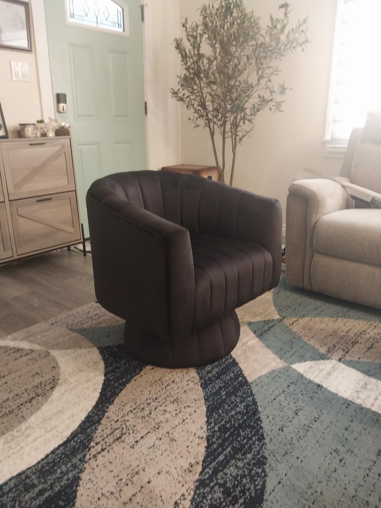 Kromax Swivel Accent Chair, Modern 360 Degree Swivel Barrel Chair, Beige | Mid Century Overstuffed Tufted Velvet Chair with Armrest, Comfy Round Armchair, Ideal for Living Room, Bedroom, Reading Room customer photo 1