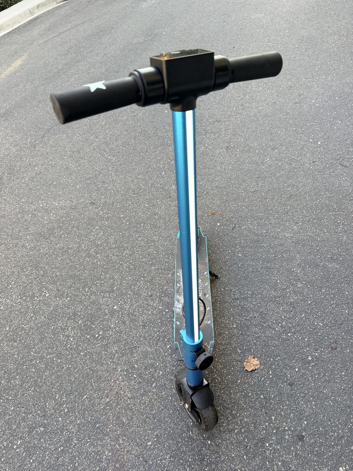 Classic Foldable Electric Scooter for Kids, Bright Front Lights, Shining Pedal Lights, LED Display, Dual Brakes 150W Motor Kids Electric Scooter, UL2272 Certified customer photo 1