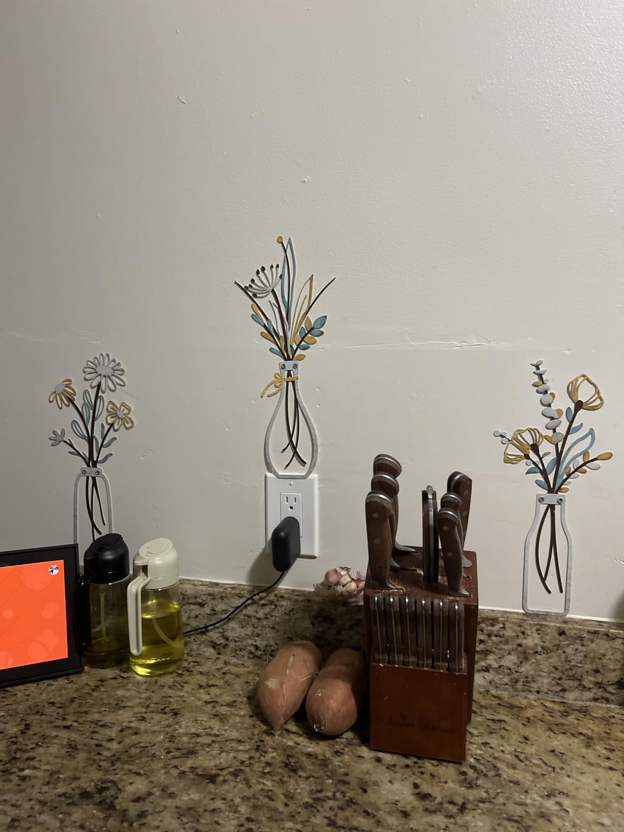 Pigort 3 Pieces Metal Flowers Wall Art- Rustic Farmhouse Decor Minimalist Decor for Living Room Bathroom Bedroom Dining Room, Housewarming Gifts Christmas Decoration(Beige, Vase-C) customer photo 2