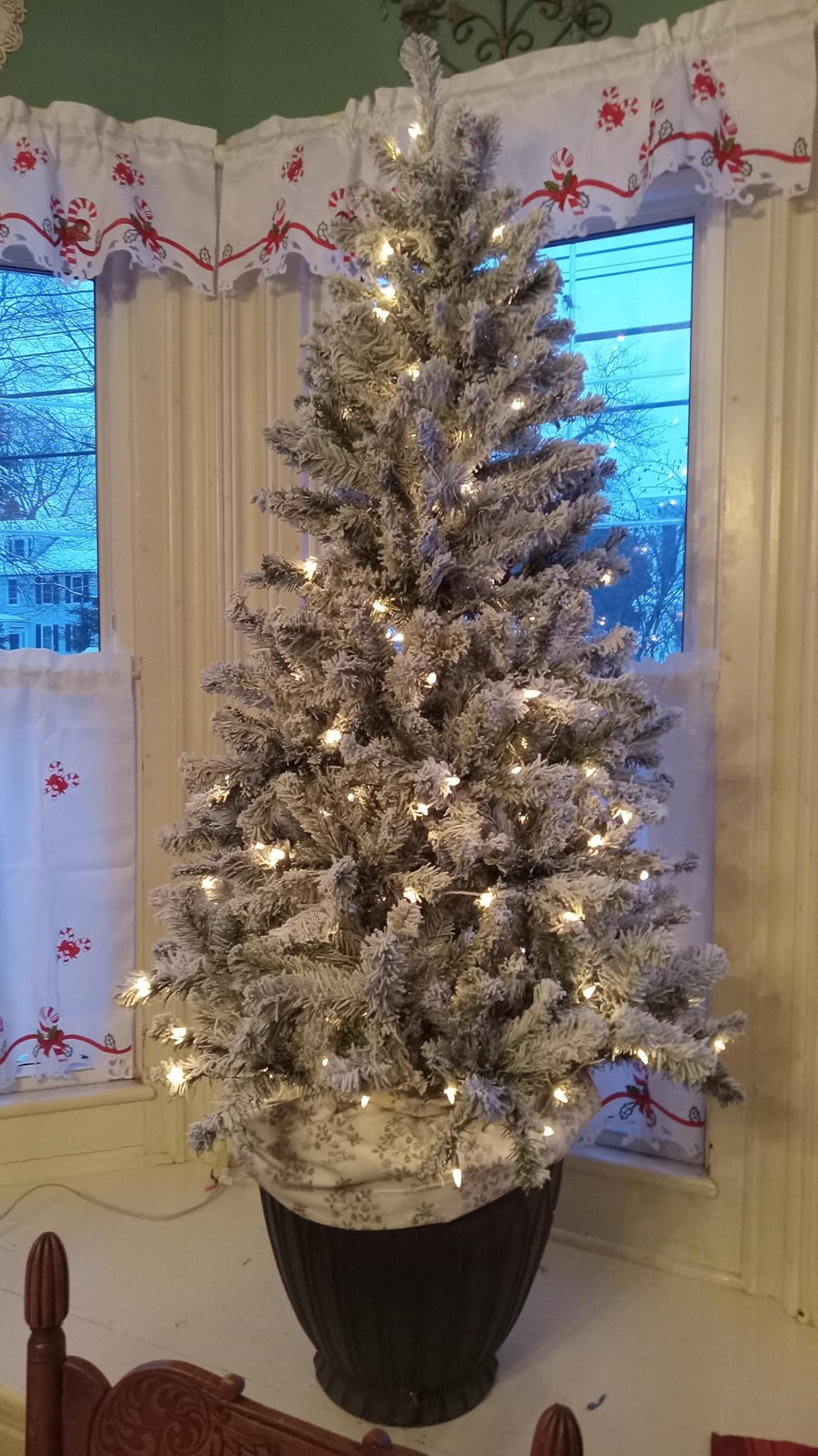 SHareconn 7ft Snow Flocked Spruce Pre-lit Artificial Christmas Tree, White customer photo 1