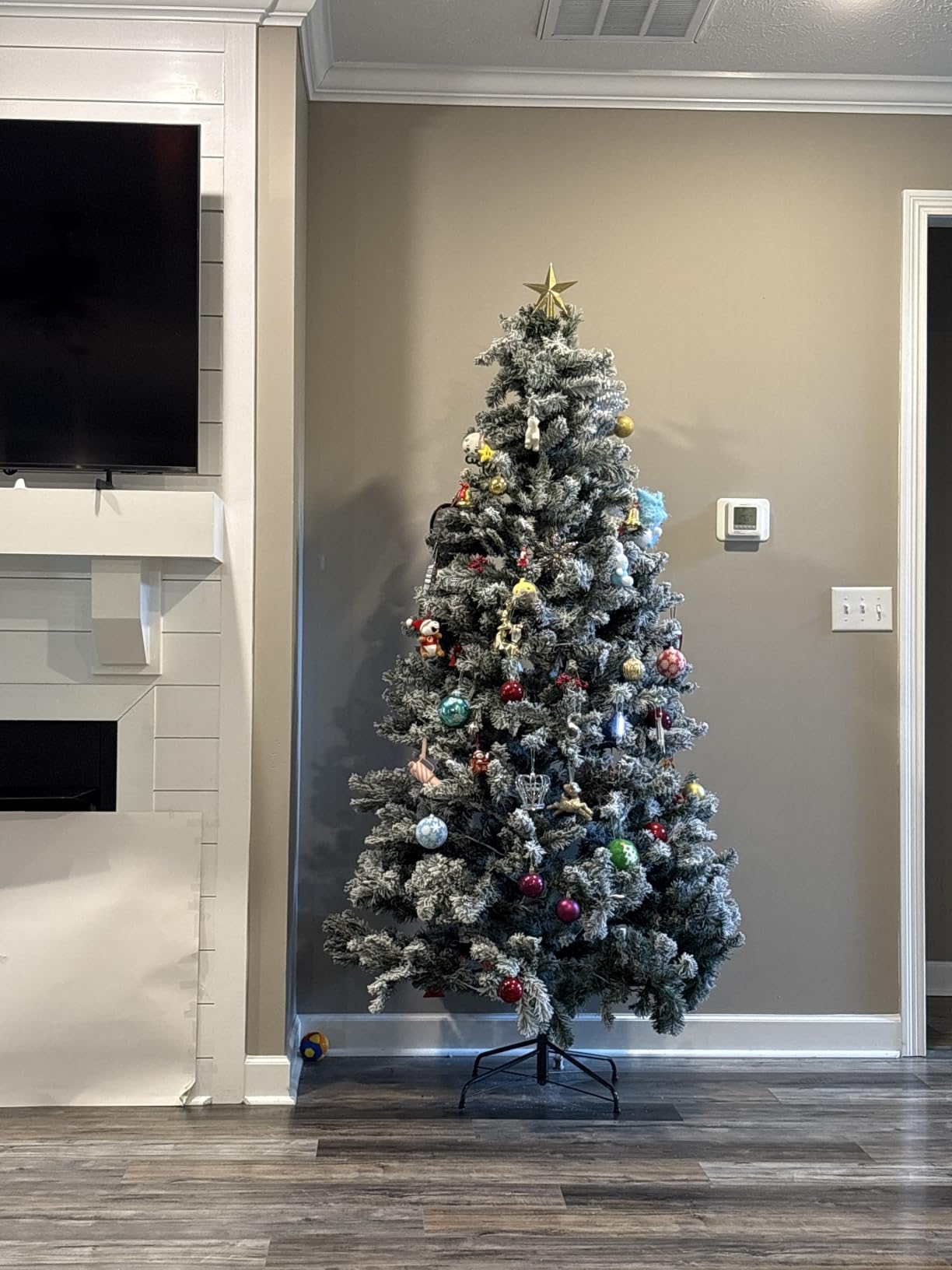 SHareconn 7ft Snow Flocked Spruce Pre-lit Artificial Christmas Tree, White customer photo 2