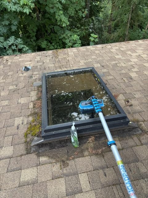 IGADPole 28 FT Water-Fed Washing Kit with Soap-Dispenser, Brush, 10″ Squeegee & Cobweb Duster for Windows, Gutters, Solar Panels & Exterior Walls customer photo 2