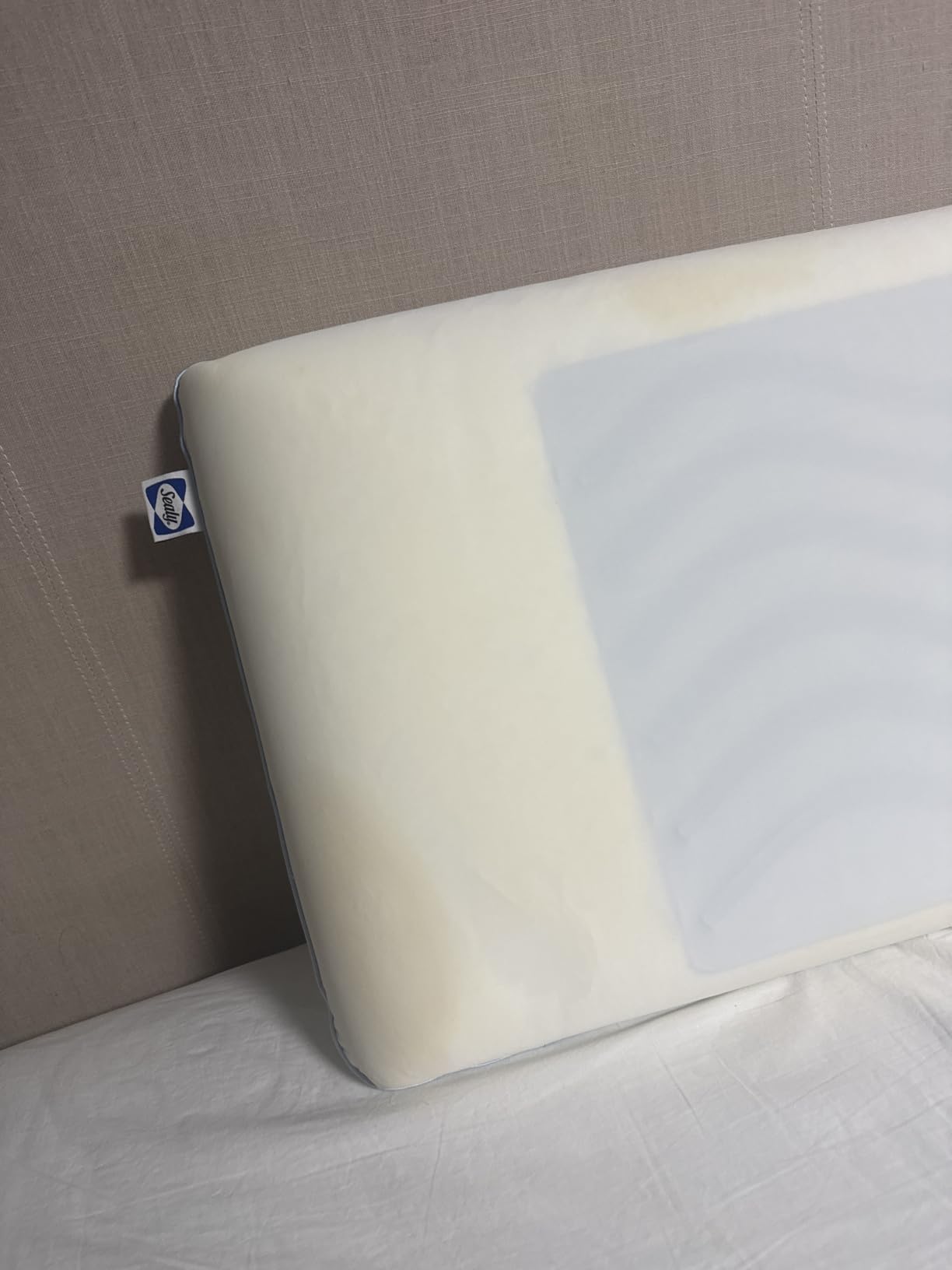 Sealy Dreamlife King Size Memory Foam Cooling Pillow with SealyChill Cooling Gel, Removable Machine-Washable Cover, Made in the USA, White customer photo 1