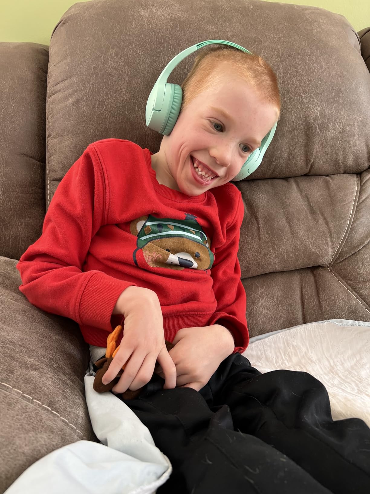 Belkin SoundForm Mini Bluetooth Kids Headphones with Case, 30H Battery Life customer photo 2