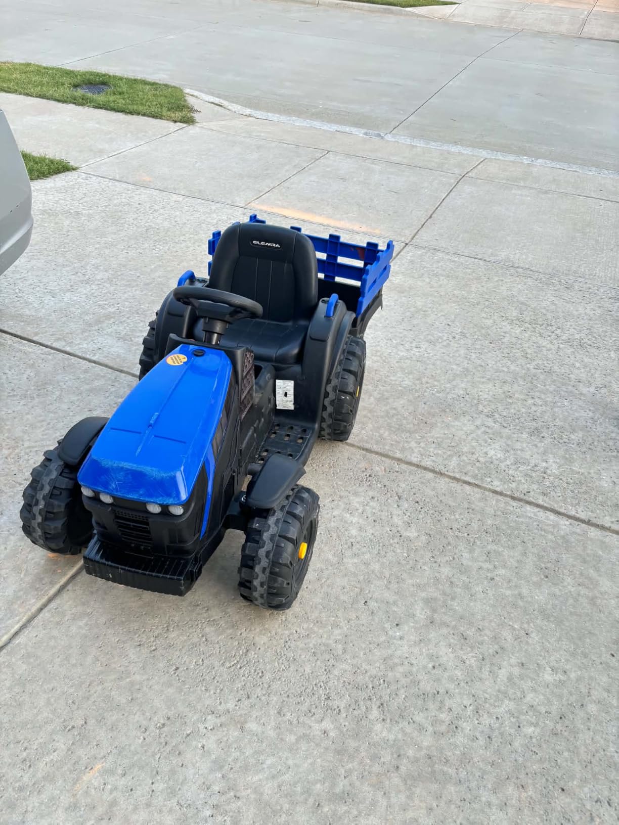 ELEMARA 24V 9AH Ride on Tractor with Easy Detachable Trailer, 400W Motors Electric Tractor Toy for Big Kids, All-Terrain Capability, Safety Design with 3-Point Seat Belt for Ages 3+, Green customer photo 1