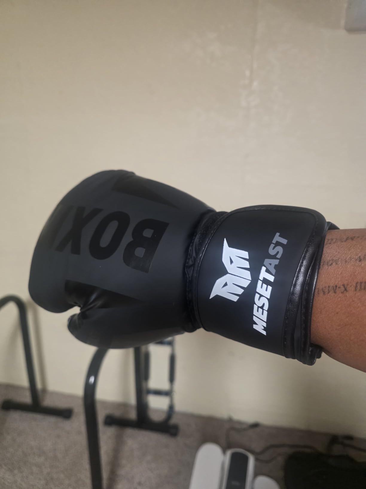 Mesetast Punching Bag for Adults, 4ft Heavy Boxing Bag Set with 12 OZ Gloves for MMA Karate Kickboxing Boxing - Unfilled customer photo 1