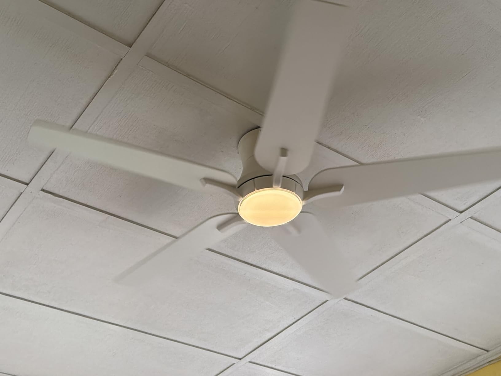 POCHFAN 52 Inch White Ceiling Fans with Lights and Remote, Flush Mount Low Profile Ceiling Fan for Bedroom, Living Room, Patio, Dimmable 6 Speeds Noiseless Reversible, ETL Listed customer photo 2
