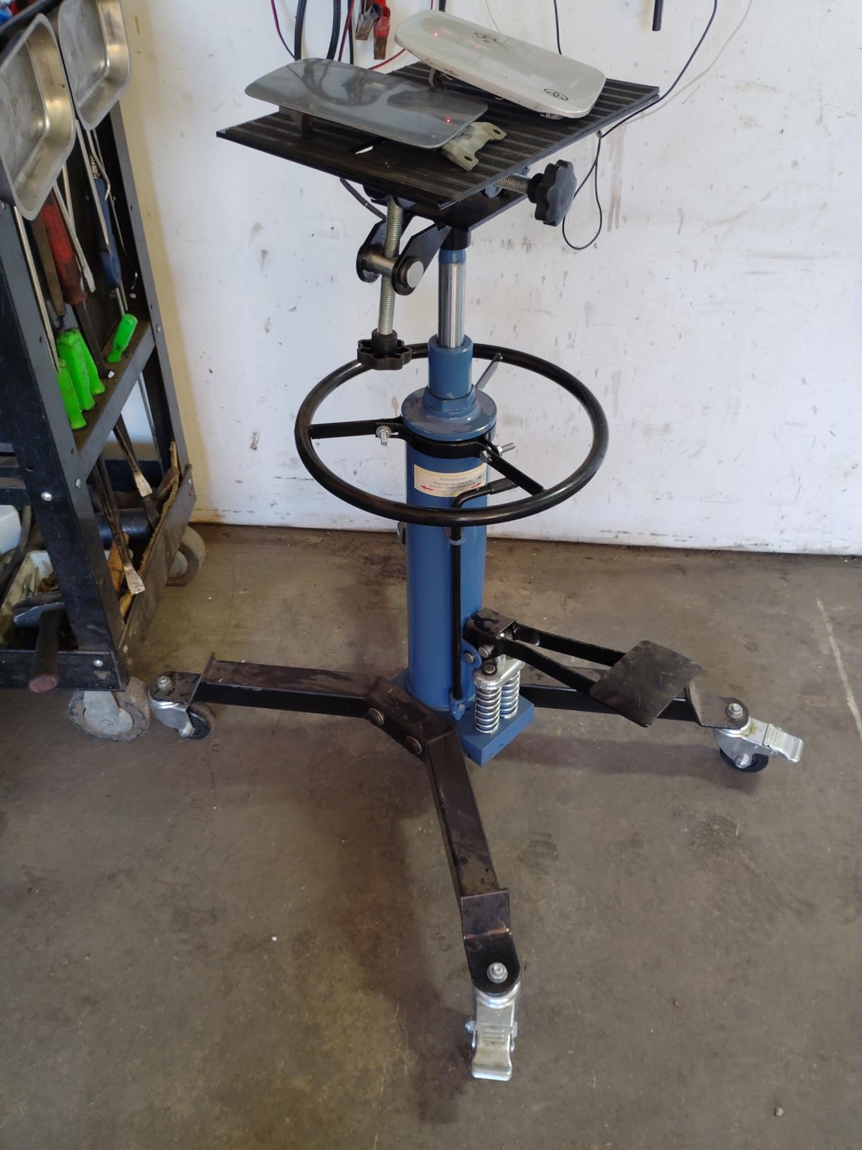 LARBANKE Hydraulic Transmission Jack with 2 Stage Hydraulic Ram,1322lbs Capacity with Foot Pedal,33.4