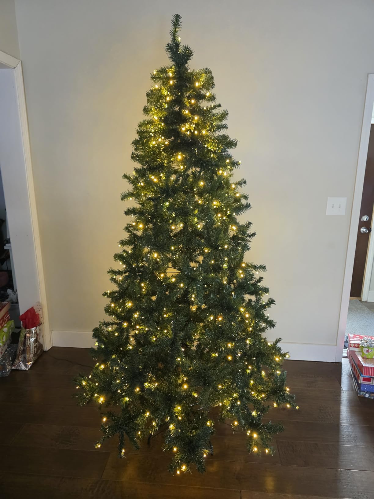 YITAHOME Prelit Snow Flocked Christmas Tree 6ft with Remote customer photo 2