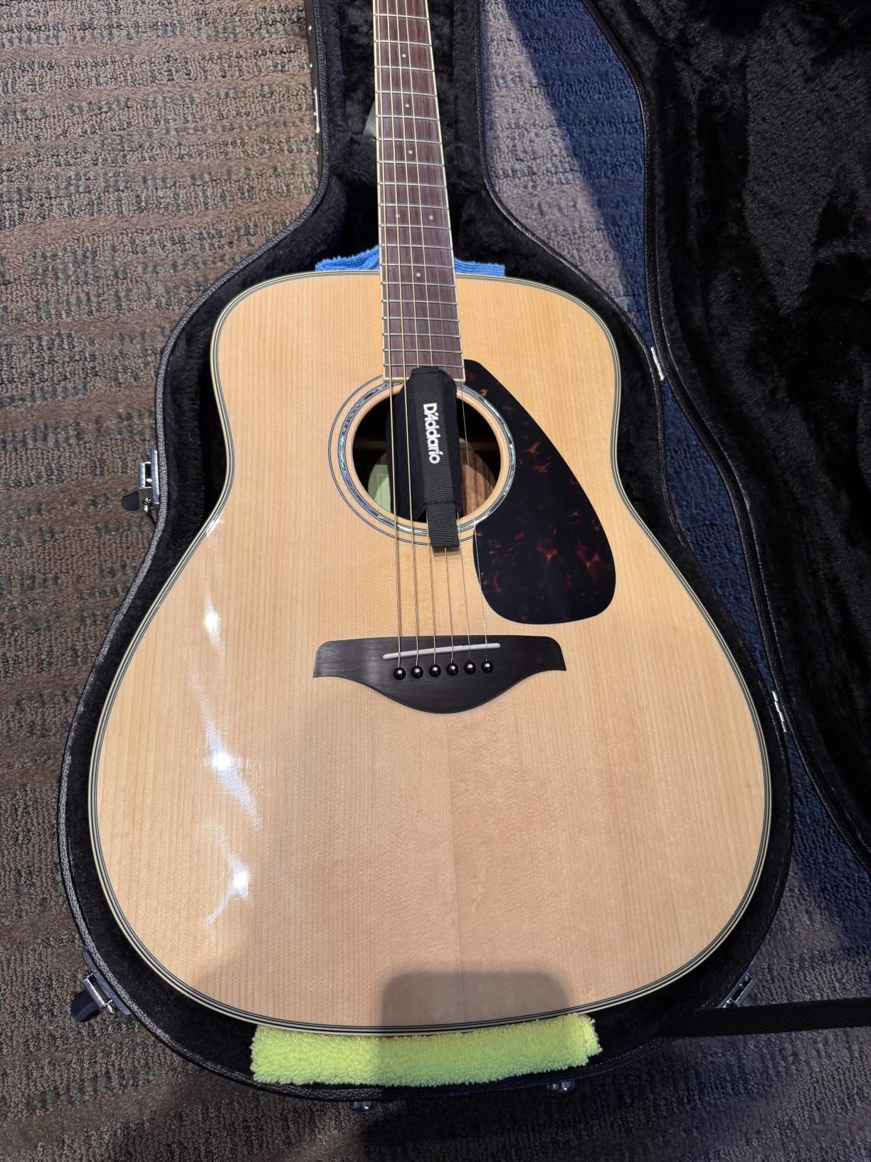 VEVOR Acoustic Guitar Hard Case, 43.31 in Gourd-Shaped Guitar Hard Case, With Lock Latch Key Handle, PVC Padding Soft Lining Water-Resistant Hard Shell Guitar Case, for 39-41 in Acoustic Guitar, Black customer photo 1