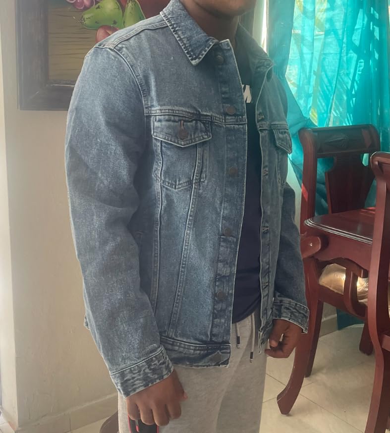Amazon Essentials Men's Heavyweight Low Stretch Regular-Fit Denim Jacket, Chest Patch Pockets customer photo 1