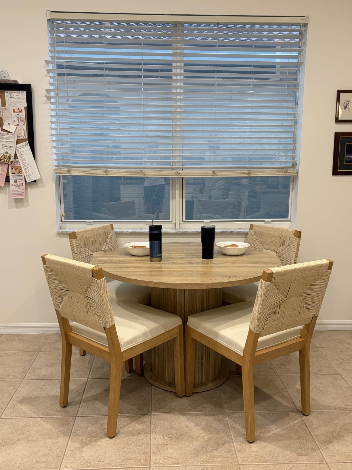 Round Dining Table for 4, Farmhouse Kitchen Table, Wooden Circle Table, 300lb Capacity & Easy Assembly for Home Dining Room Kitchen Living Room (Natural Oak) customer photo 1