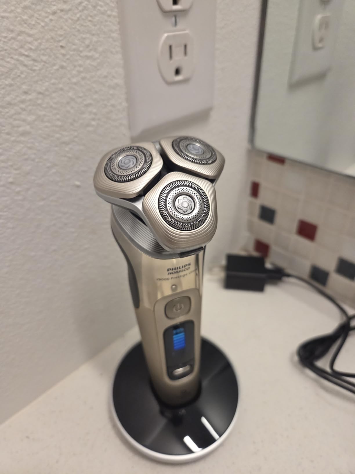 Philips Norelco i9000 Prestige Ultra Electric Shaver, White Gold | 5 Custom Shave Modes, Beard Styling, Quick Clean Pod, Nose Trimming, -0.08mm Close Shave, Premium Travel Case customer photo 2