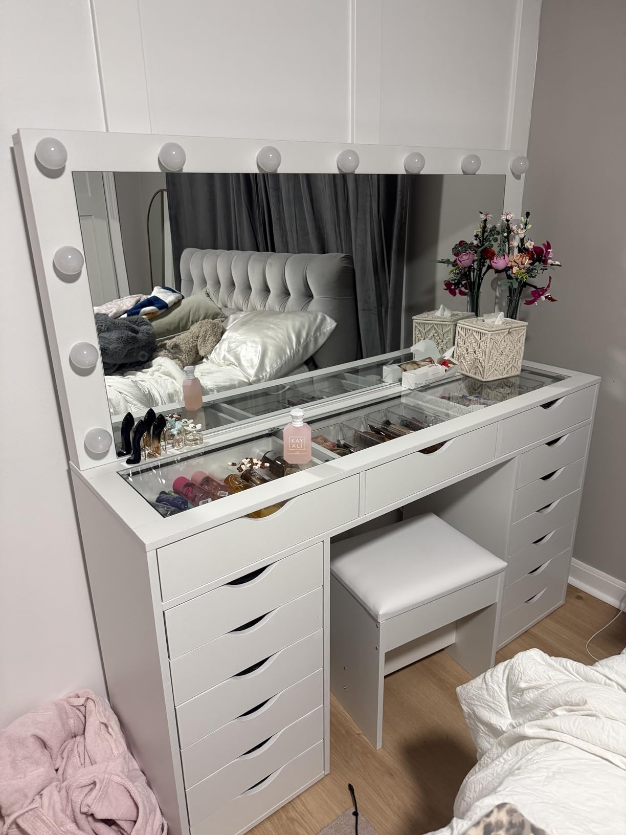 Yanosaku Vanity Desk with Mirror and Lights, Makeup Table with Charging Station, 3 Color Lighting Modes, 15 Drawers Dressing Table, Vanity with Chair for Bedroom, White customer photo 1