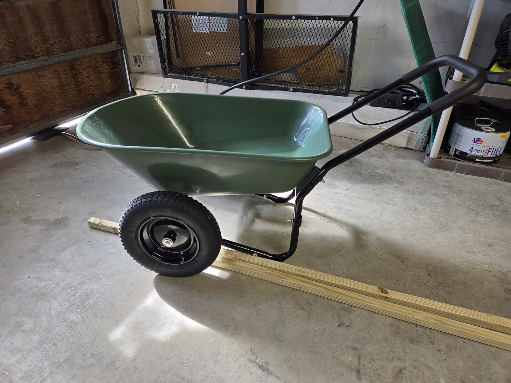 Amazon Basics Garden Wheelbarrow, Heavy Duty, 330 Pounds Capacity, 3.7 Cubic Feet, 26.8W x 53.9D x 27.2H inches, Green, 1-Pack customer photo 1