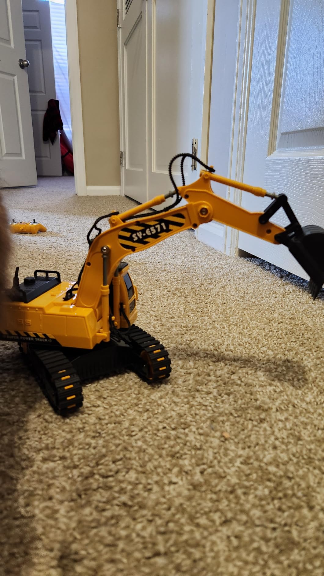 DOUBLE E Remote Control Excavator Toy, RC Excavators Sandbox Digger Hydraulic Construction Toys - Realistic Construction Vehicle with 6 Functions, Xmas Gift for Kids 3-14 Years customer photo 1