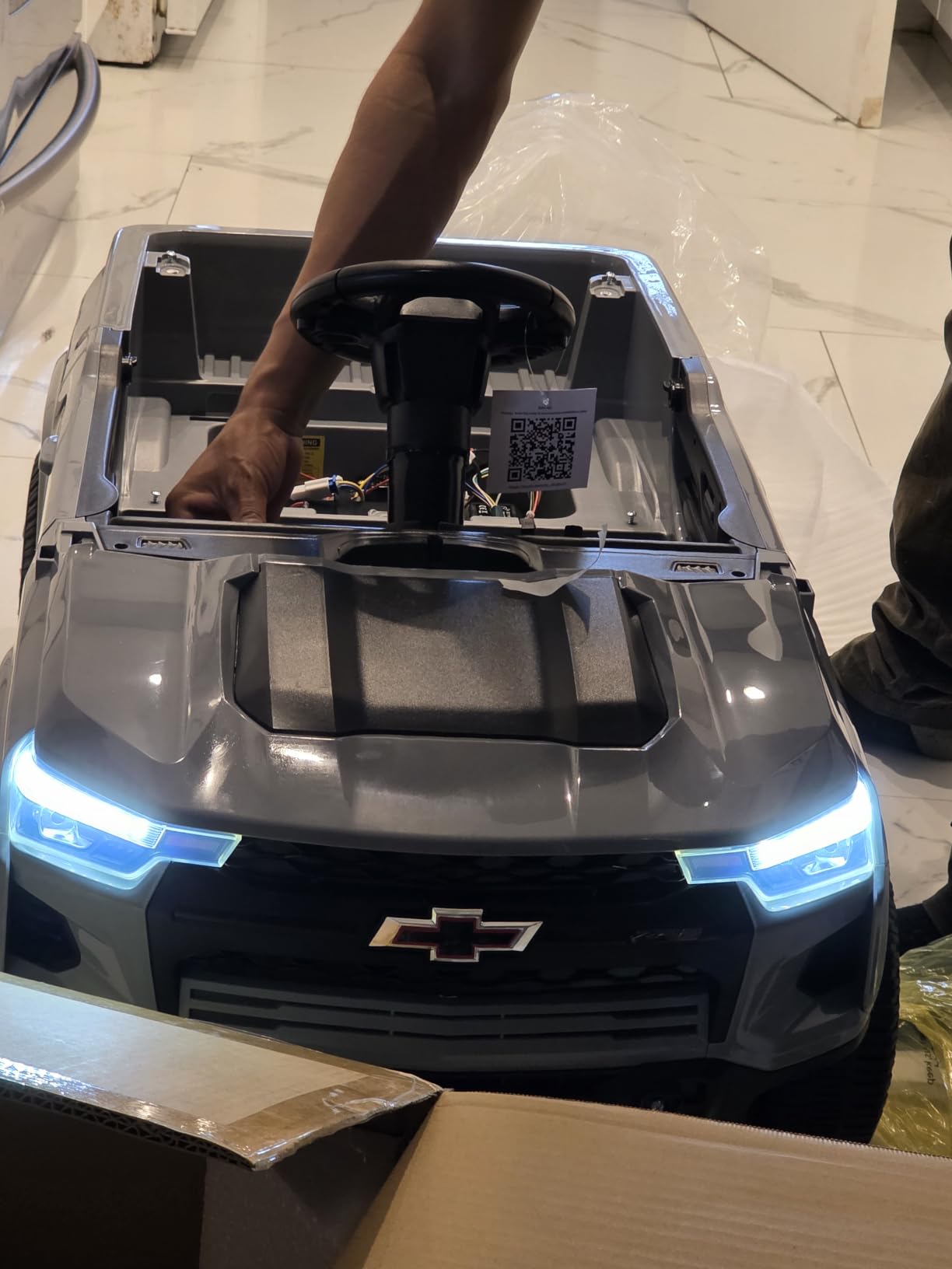 Winado 12V Licensed Chevrolet Colorado Electric Ride on Car, Black customer photo 1