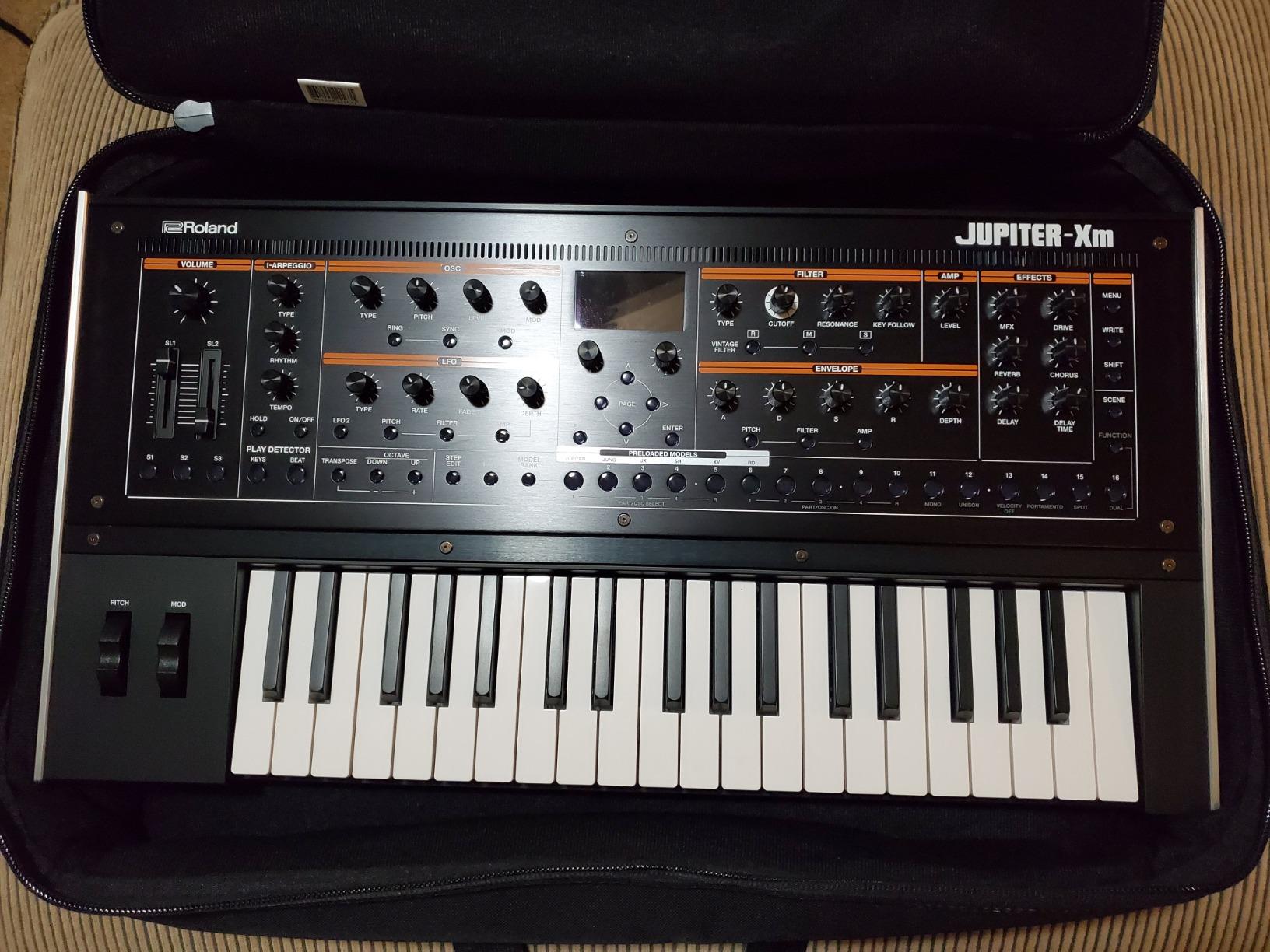 Roland CB-V61 | Keyboard Carrying Bag | For 61-Note Keyboards | Fits GO:KEYS 3, GO:KEYS 5, FANTOM-06, JUNO-D6, E-X10, XPS-60 | Durable & Comfortable Design | Backpack Straps | Accessory Pocket customer photo 2