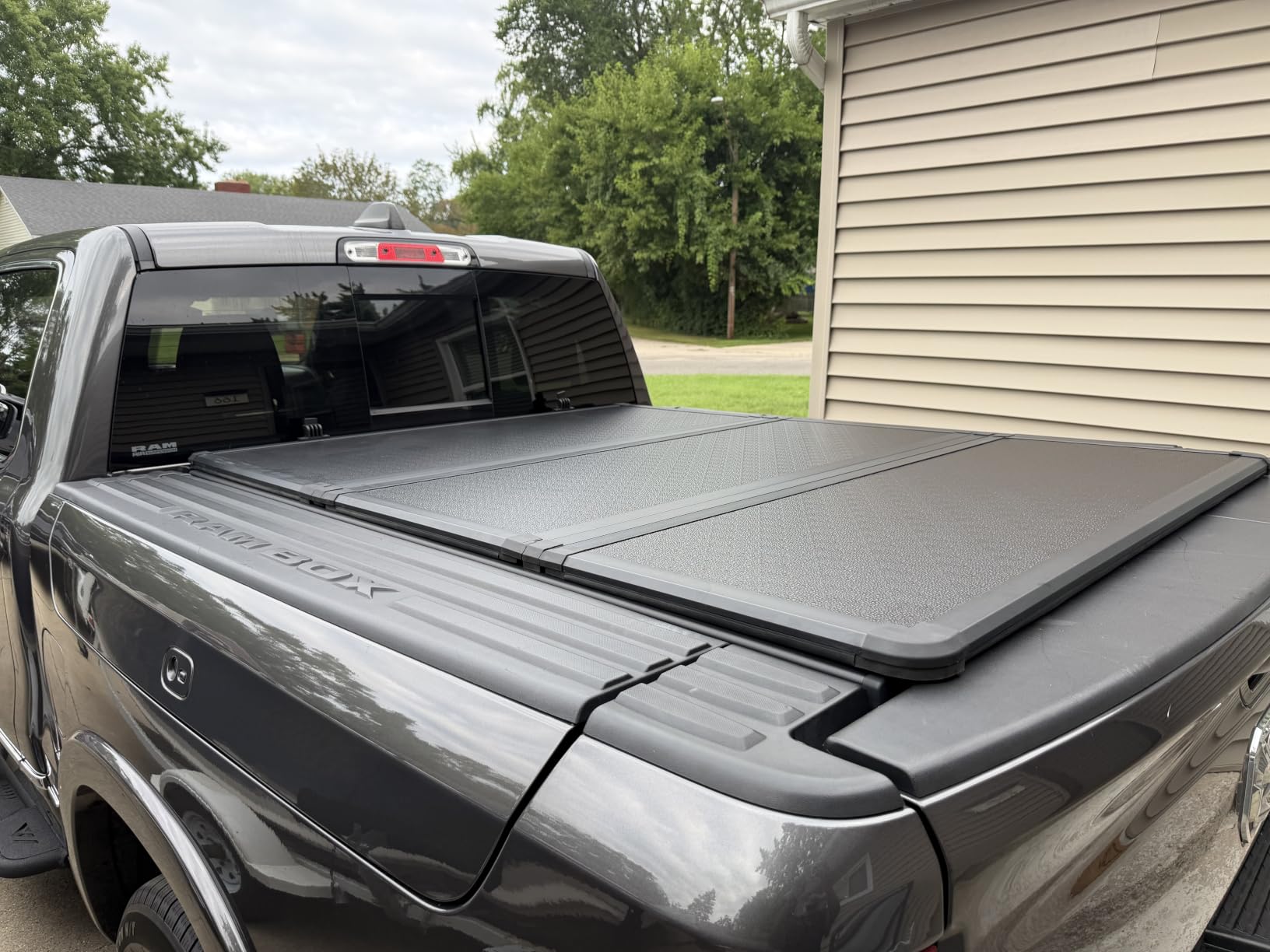 SKEXI Low Profile Truck Bed Tonneau Cover for Chevy Silverado/GMC Sierra 1500 5.8ft Bed 2019-2026, Tri Fold Heavy-Duty Locking Drill-Free Install Waterproof Fiberglass Anti-Theft Security (69.3