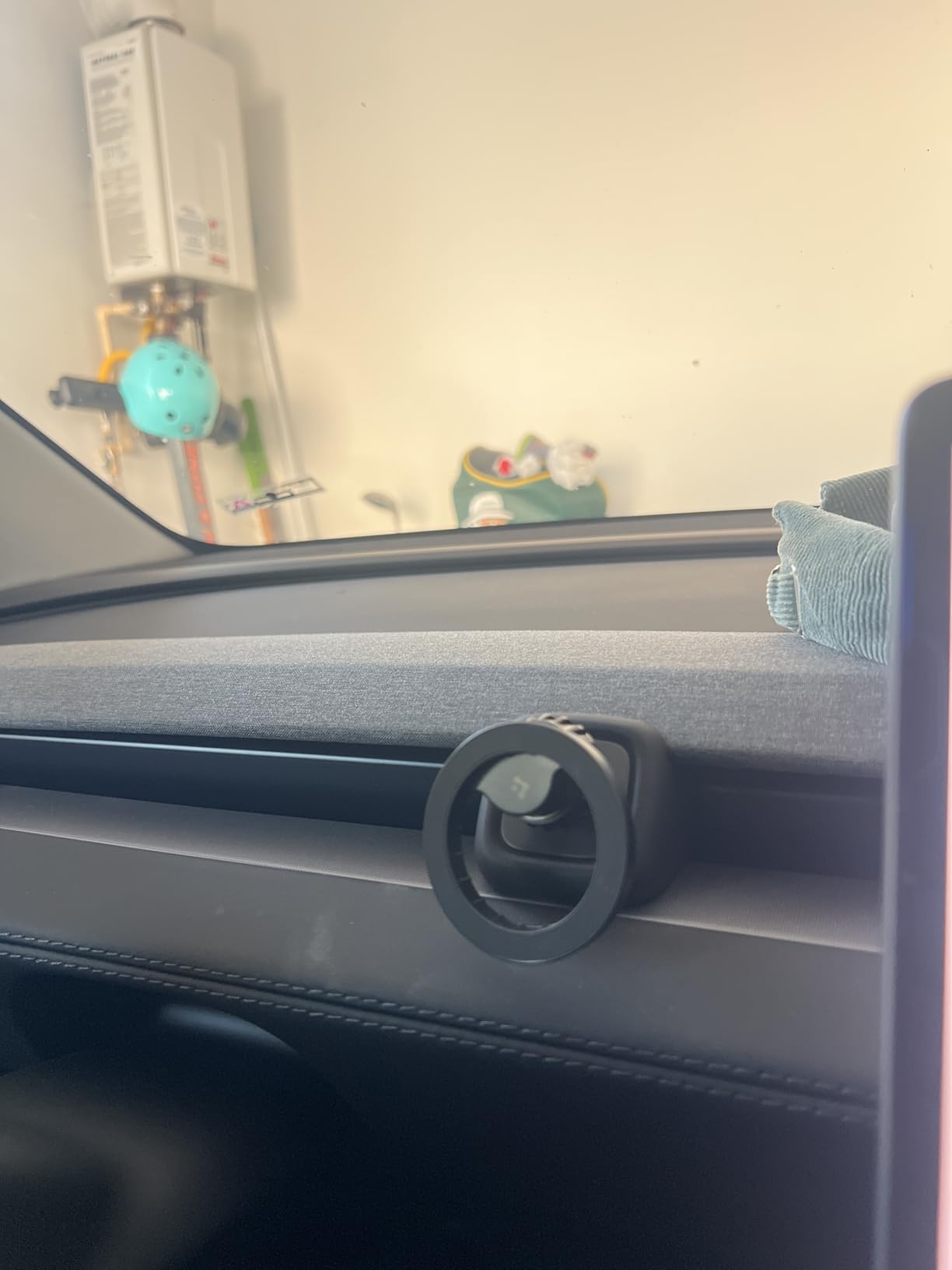Spigen Tesla Air Vent MagSafe Mount for Model Y Juniper & YL & 3 Highland customer photo 2