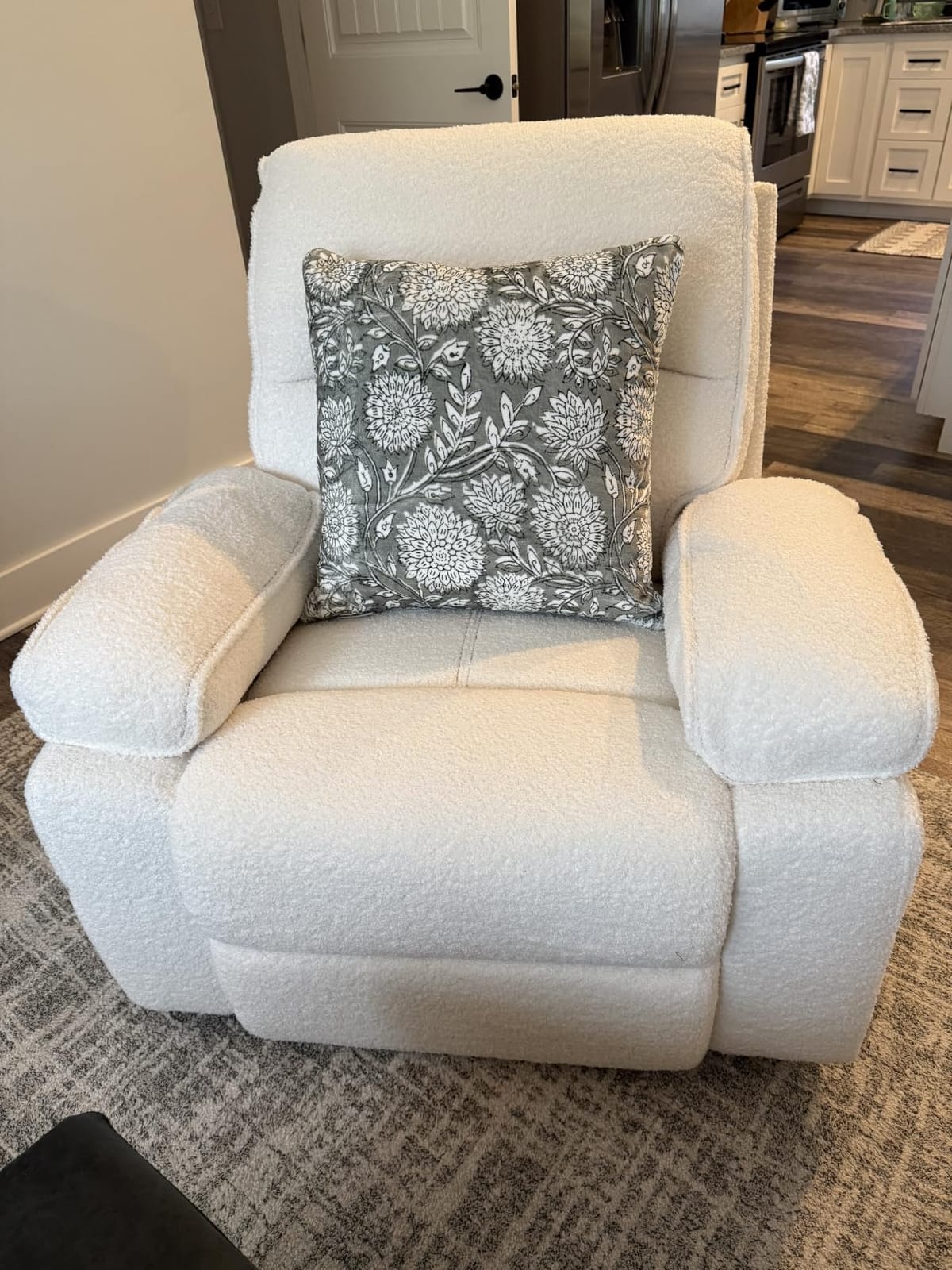 YuuYee Nursery Rocking Chairs, 360° Swivel Glider Rocker for Baby Breastfeeding, Oversized Recliner Chair for Adults, Manual Recliner with Footrest & Phone Holder, Living Room, Teddy Fleece White customer photo 1