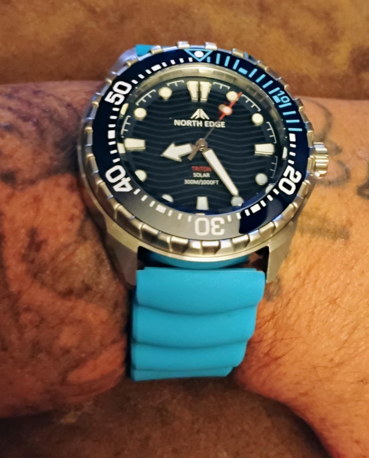 NORTH EDGE Solar Powered Dive Watch Men’s Watch, 1000FT/300M Water Resistance, Luminous Dial, Silicone Strap 45.8MM customer photo 1