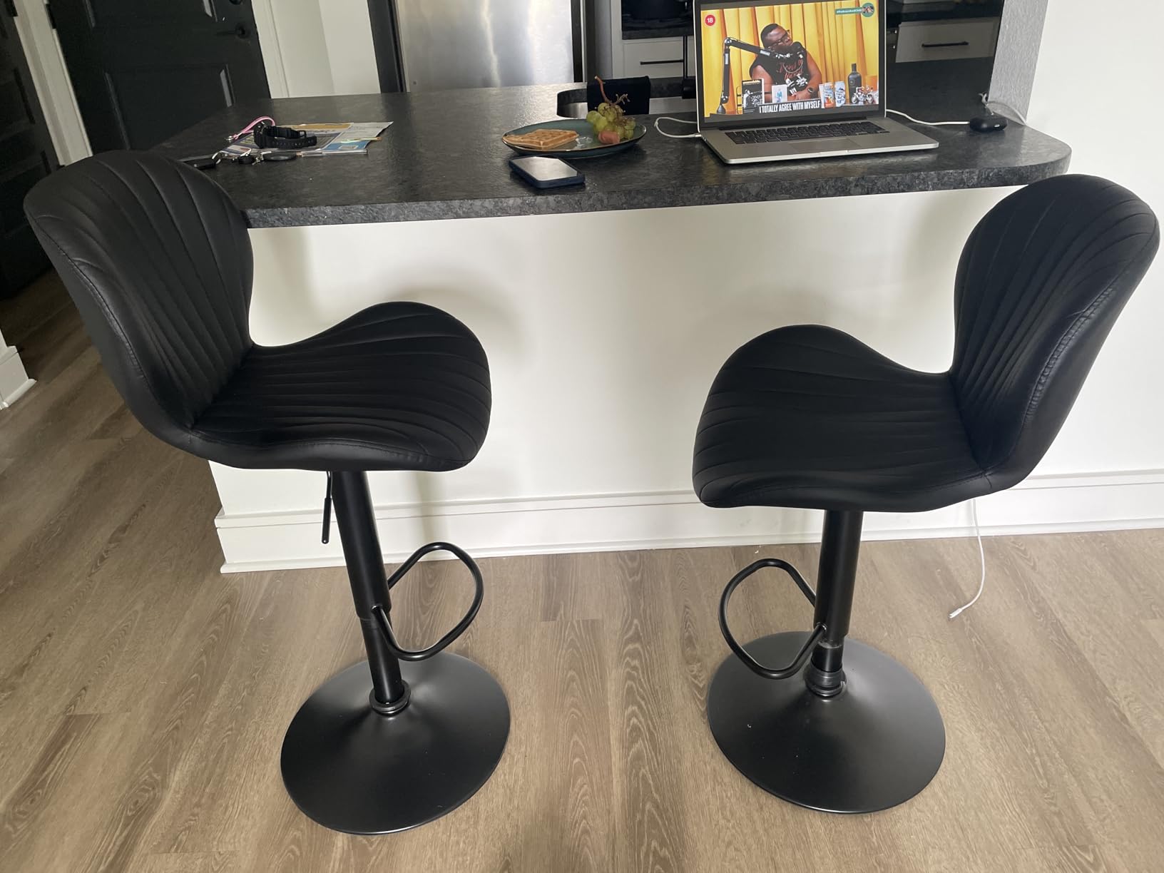 GRUSIGN Bar Stools Set of 2, Modern Swivel Adjustable Bar Chairs, Faux Leather Upholstered Counter Height Bar Stools with Backrest, Comfort Barstools for Kitchen Island, Home Bar, Black customer photo 1