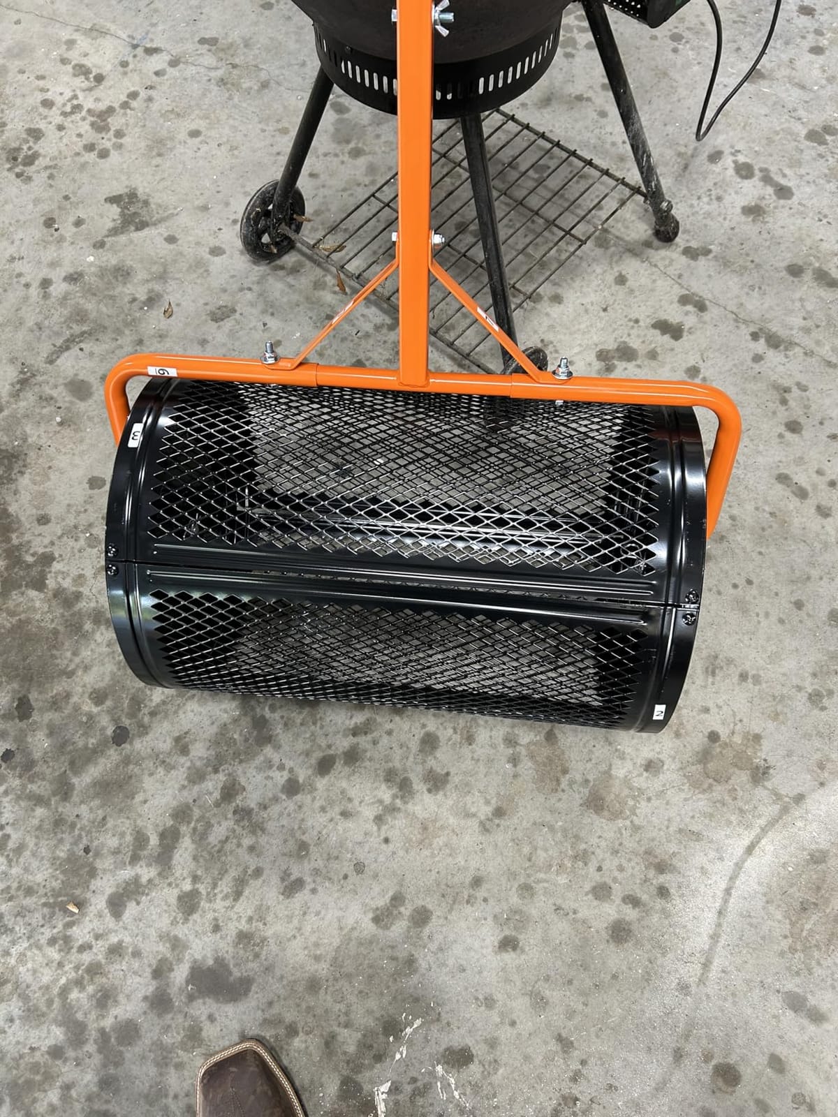 VEVOR Broadcast Spreader 100 lbs Capacity Walk-Behind Push Spreader Black | For Lawn Garden, 0-9.8 ft Spreading Width, 13 in All Terrain Pneumatic Tires, Hopper Grate for Seed Fertilizer Salt Ice Melt customer photo 1