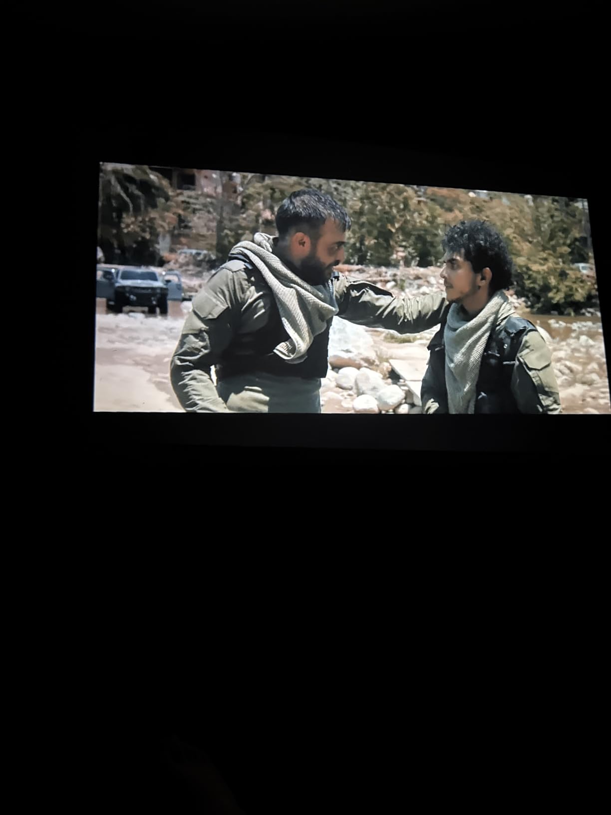 VIVOHOME 120 Inch 1:1 Pull Down Projector Screen, Black customer photo 1