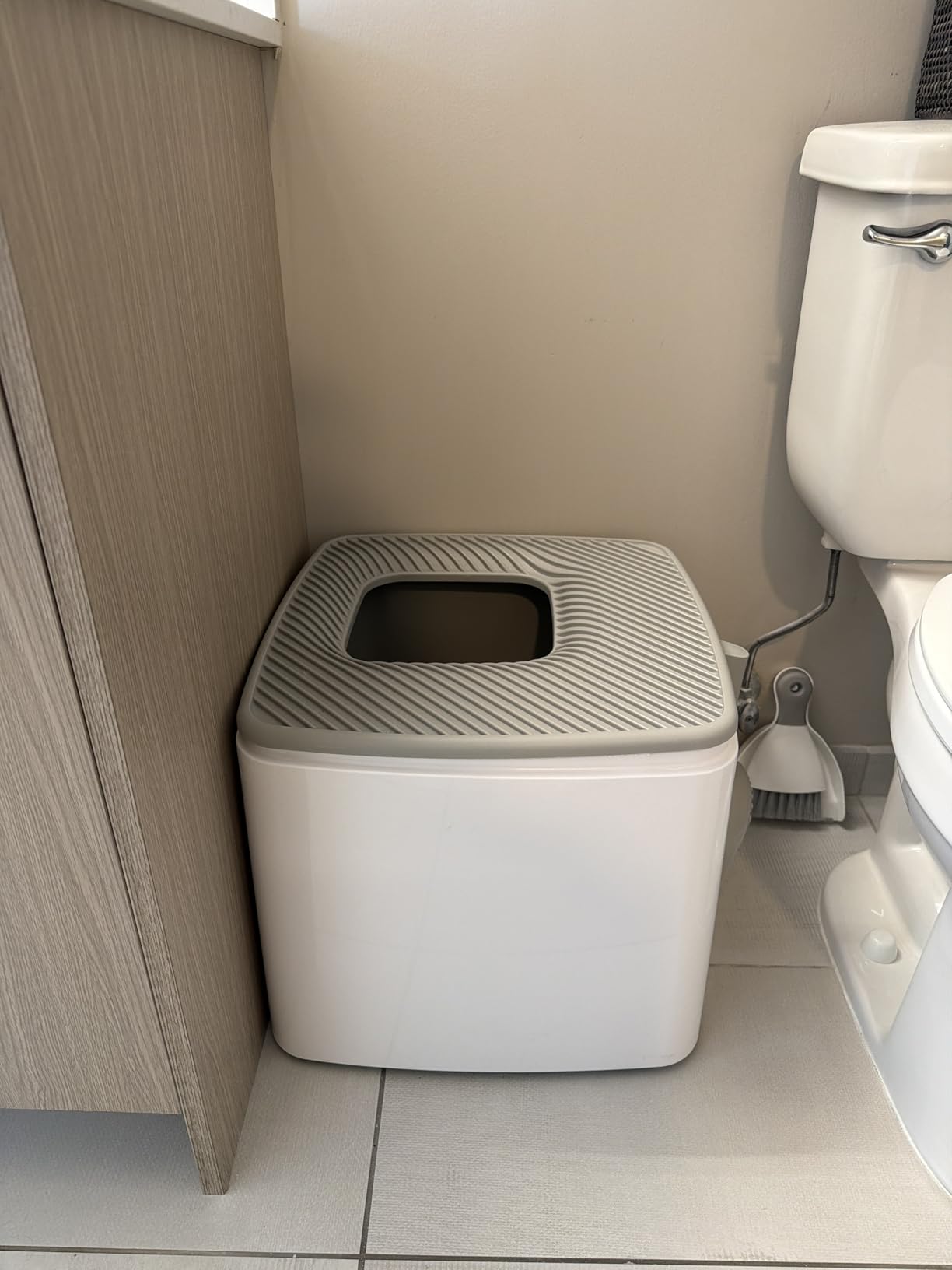 IRIS USA Cat Litter Box, Top Entry, Dog Proof, Covered, Scoop, Gray customer photo 2