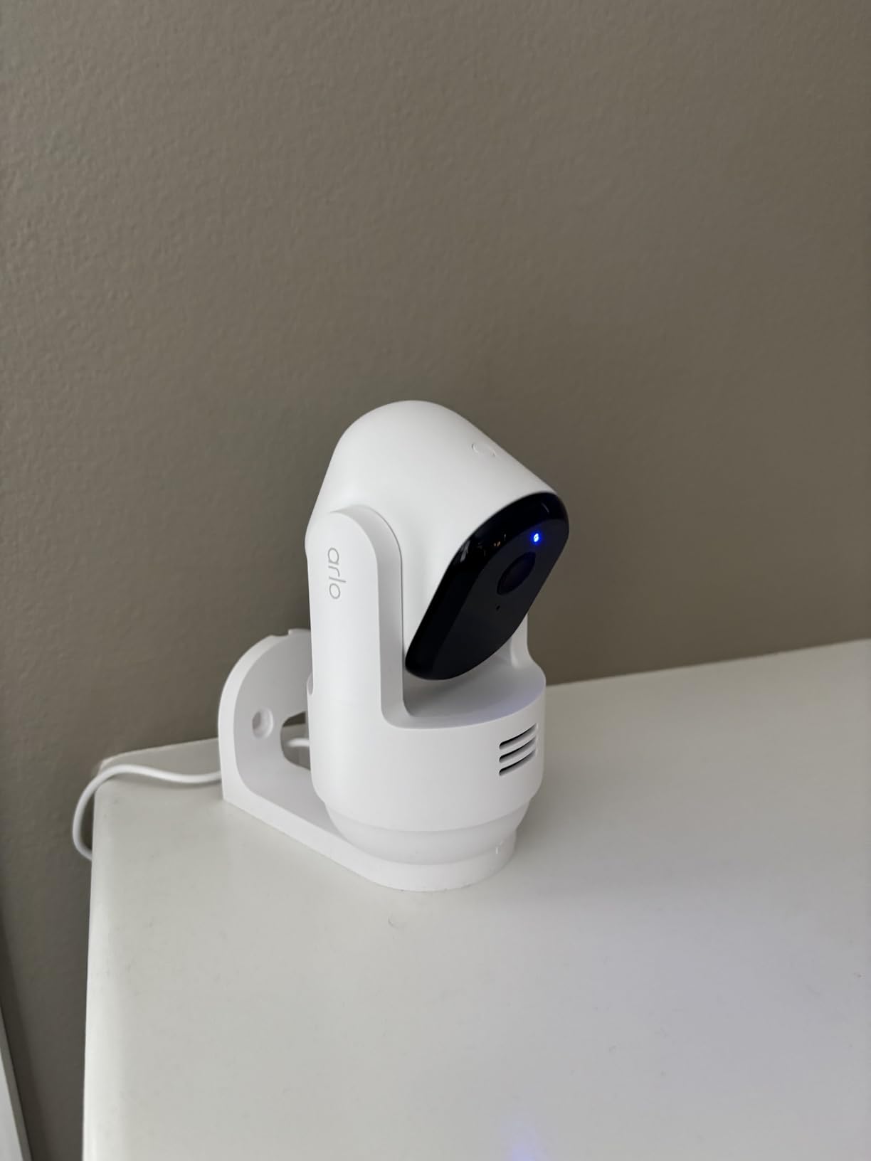 Arlo Essential Indoor Pan Tilt Zoom Security Camera 2K Wired - 1-Cam customer photo 1