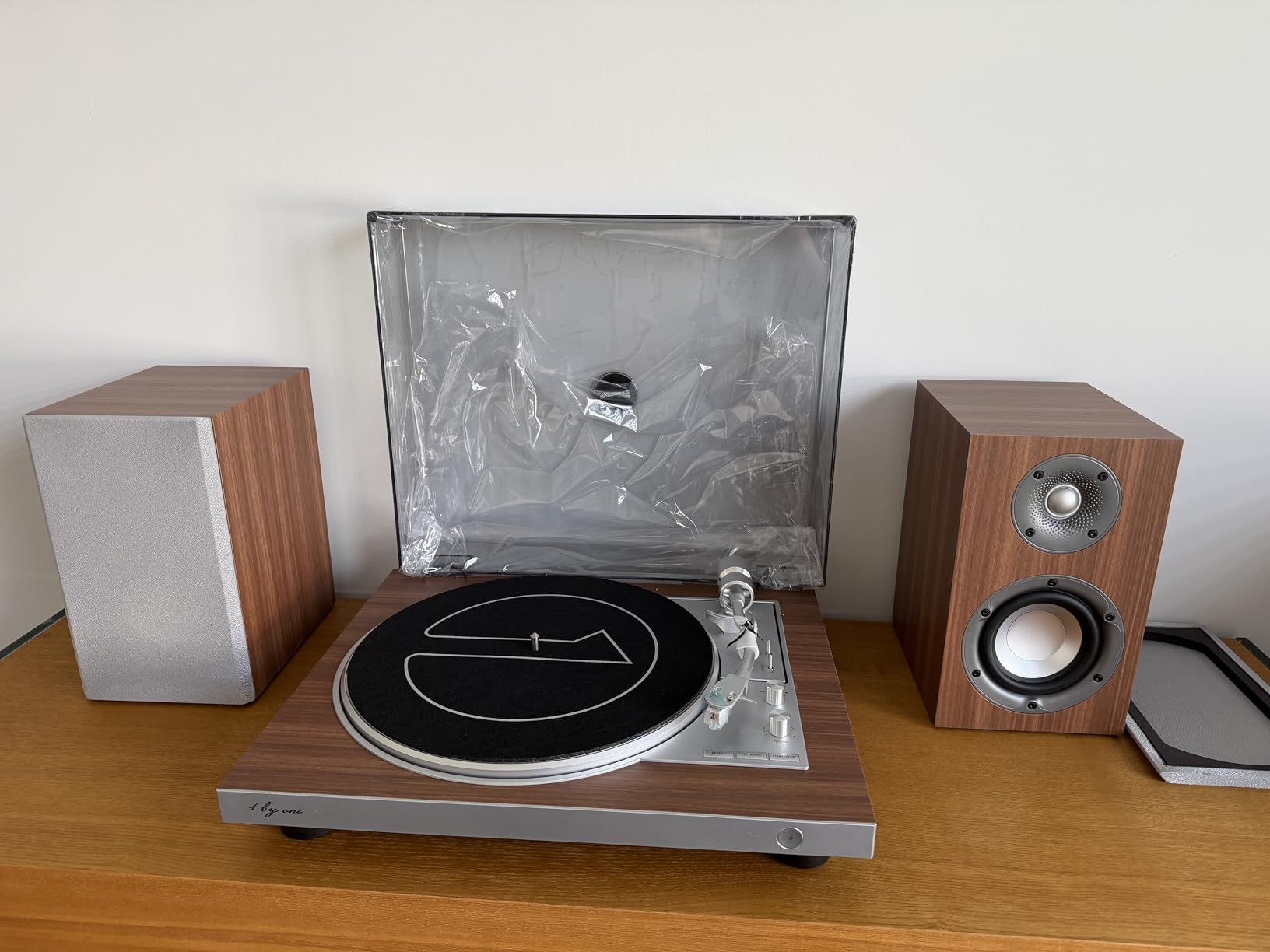 1 BY ONE Fully Automatic Record Player with Speakers, HiFi Vinyl Turntable customer photo 2